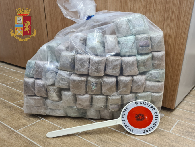 In autogrill con 30 kg di hashish: arrestato corriere della droga