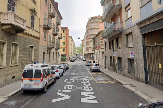 Bimba di 2 anni precipita dal terzo piano di un palazzo, la mamma: “Mi è scivolata dalle braccia”