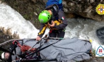 Appeso al kit da ferrata sotto l’acqua della cascata dell'Orrido di Foresto: salvato scalatore in ipotermia