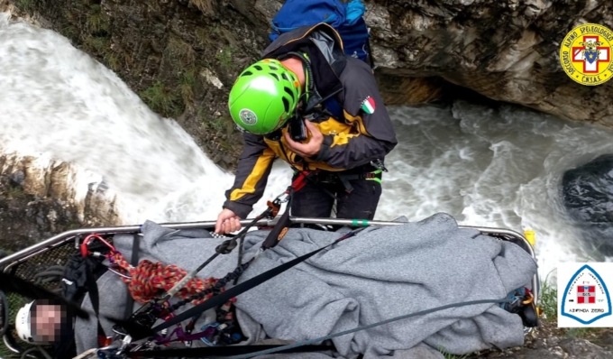 Appeso al kit da ferrata sotto l’acqua della cascata dell’Orrido di Foresto: salvato scalatore in ipotermia