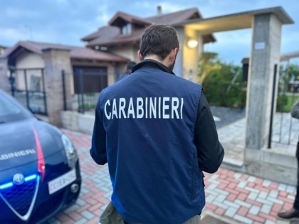 Carabinieri salvano un bimbo rimasto chiuso in auto