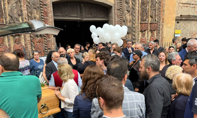 I funerali di Conforti, ritrovato morto nel baule della sua auto parcheggiata nel quartiere Aurora