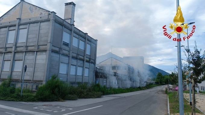 Le foto dell’incendio divampato nell’ex fonderia dismessa di Rosta