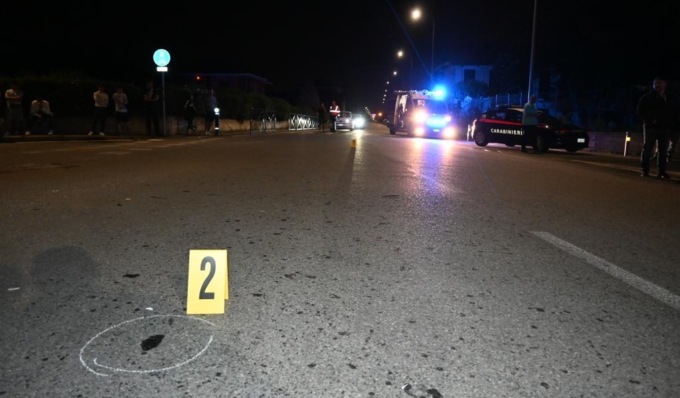 Sotto l’effetto di alcol e droghe investe coppia di fidanzati: muore 22enne, ferita 18enne