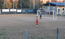 Lite tra due calciatori nel campo da calcio di via Berlinguer a Nichelino