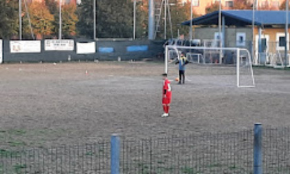 Lite tra due calciatori nel campo da calcio di via Berlinguer a Nichelino