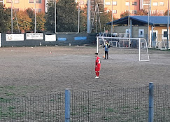 Lite tra due calciatori nel campo da calcio di via Berlinguer a Nichelino