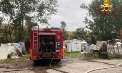 A fuoco alcuni veicoli in strada Bellacomba a Torino