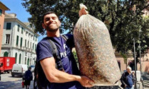 I volontari di Plastic Free Onlus in Piemonte per rimuovere da terra i mozziconi di sigaretta