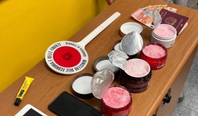 In viaggio con un chilo di ketamina nei barattoli di creme per il corpo: arrestata