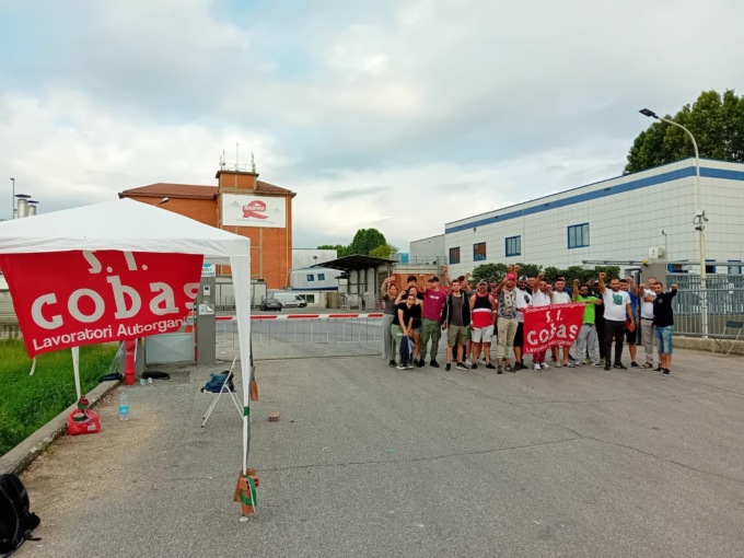 Manifestazione lavoratori Raspini: i carabinieri arrivano in tenuta anti-sommossa e sgomberano con forza la protesta