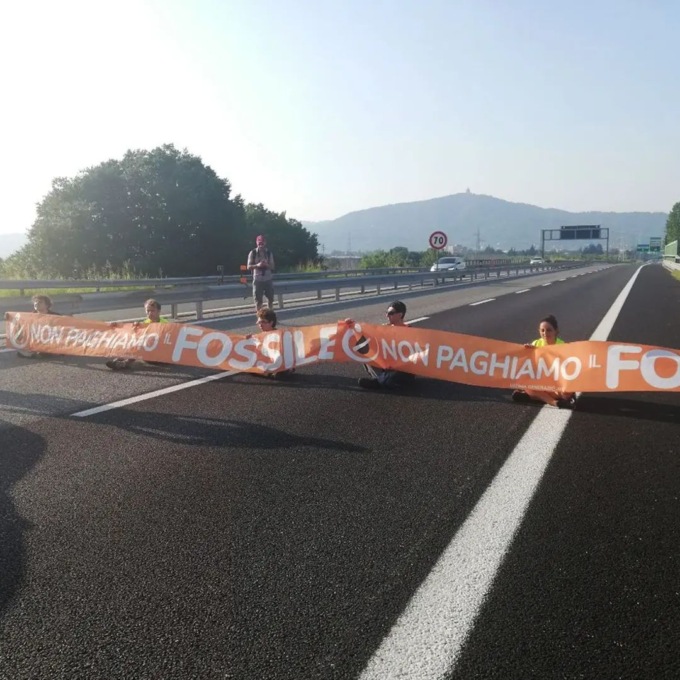 Blitz di Ultima Generazione, bloccata la strada d’accesso sulla Torino-Chivasso