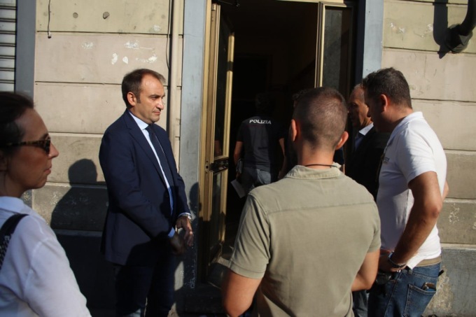 Blitz delle forze dell’ordine nel “palazzo dello spaccio”, presente anche il sindaco Lo Russo