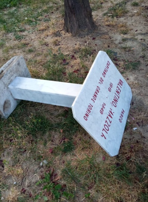 Danneggiata la targa dedicata a Capitan Valentino Mazzola in Piazza Galimberti