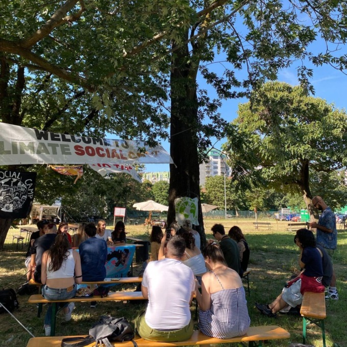 Attivisti per il clima riuniti al parco degli Artiglieri per impedire la costruzione del supermercato