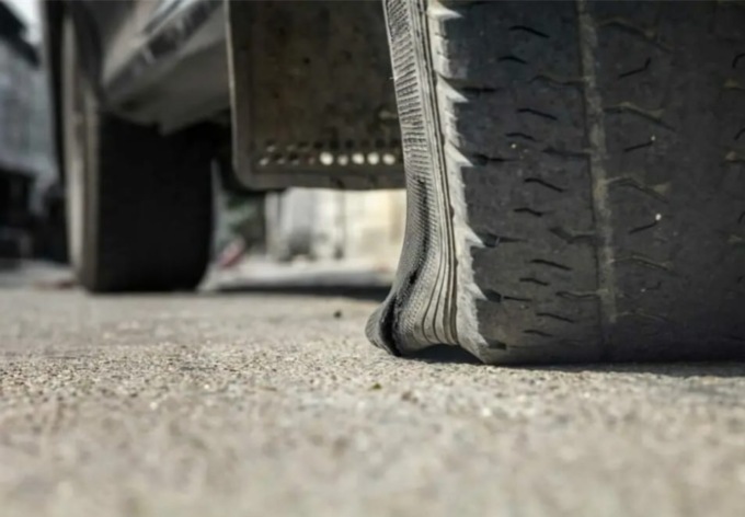 Blitz degli ambientalisti, bucate le ruote ai suv nel centro città