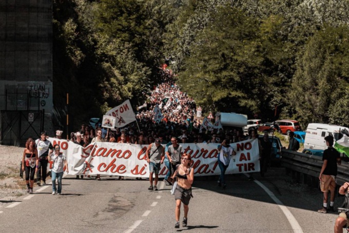 Tensione durante la passeggiata No Tav da Venaus verso i cantieri di San Didero e di Chiomonte