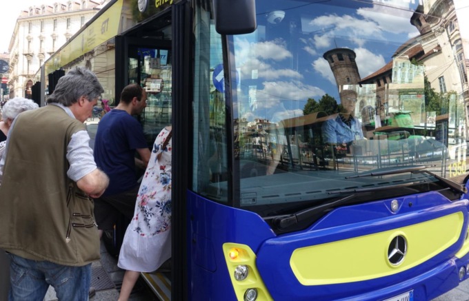 Da settembre biglietti del bus a 2 euro: aumento obbligato a causa del caro carburanti