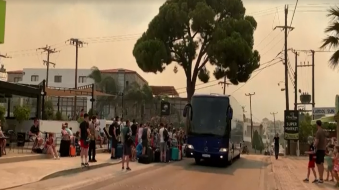 Incendio a Rodi, odissea per 30mila turisti (tra cui un piemontese)