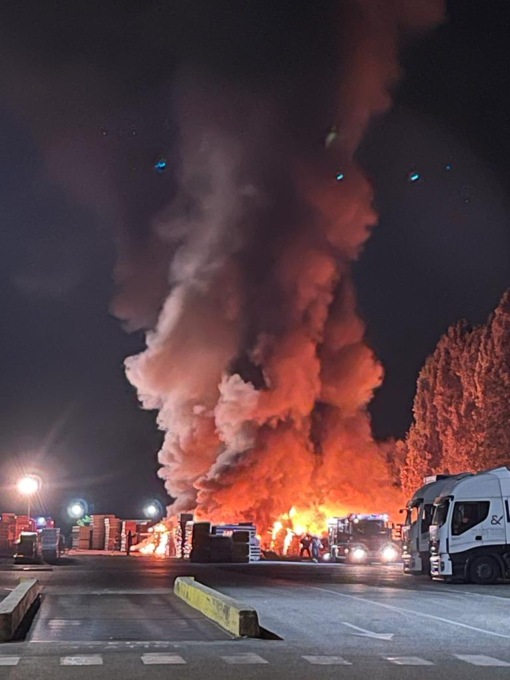 Maxi incendio alla Isolpack di Nichelino