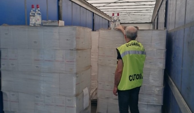 Sambuca, brandy e whisky falsi: oltre 20mila bottiglie confiscate e distrutte
