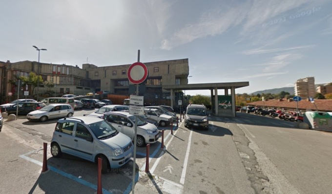 L’uscita di strada in moto e lo schianto nel fosso: muore 22enne, grave l’amico
