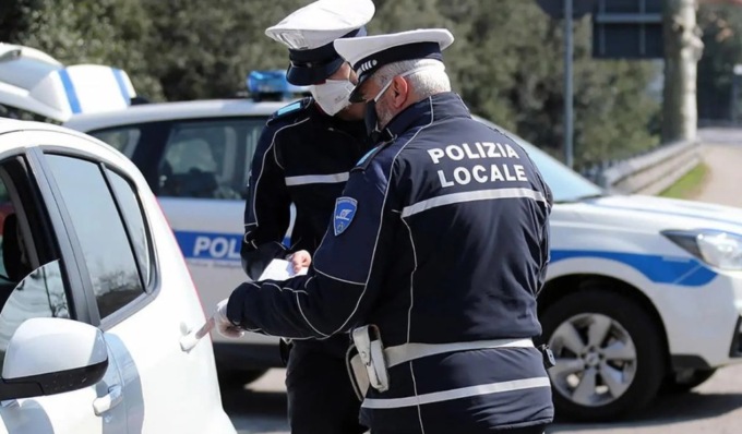 In contromano con l’auto, fermato ammette: “Sono senza patente da 52 anni”