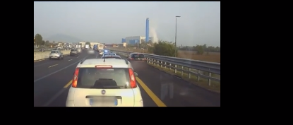 Si blocca nella coda in tangenziale a Beinasco e cerca di tagliarla usando la corsia d’emergenza ma viene beccato dalla polizia