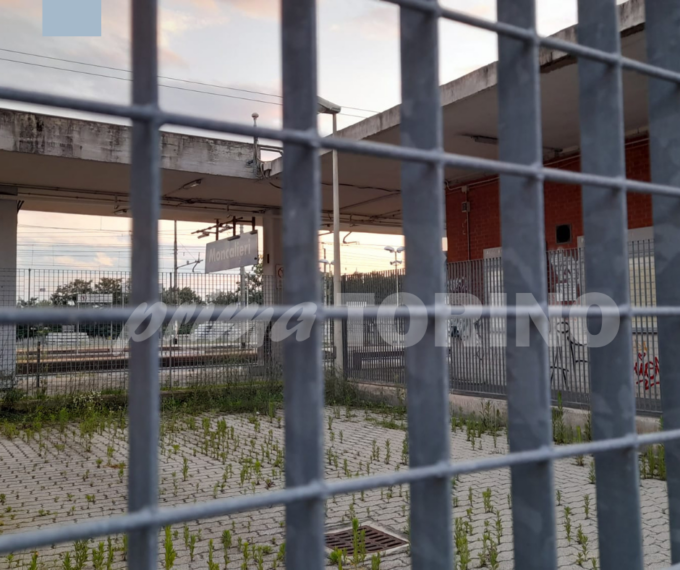 43enne si toglie la vita lanciandosi contro un treno a Moncalieri