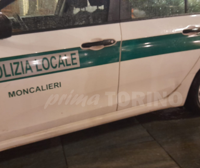 Moncalieri, 37enne da fuoco alle fioriere e aggredisce i passanti