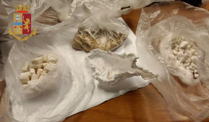Trovati con cocaina, crack ed eroina: scatta l’arresto per tre spacciatori