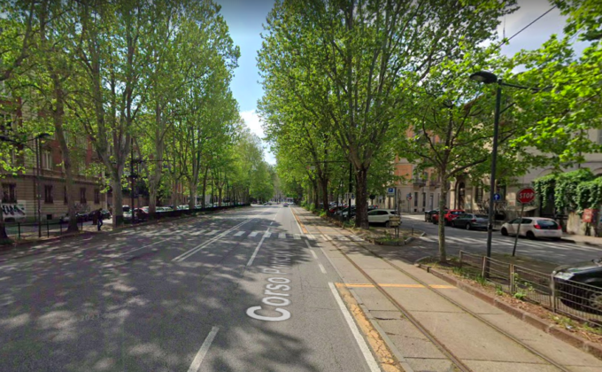 Lo tampona e non si ferma: poliziotto si infila con il busto nell’auto e viene trascinato lungo corso Principe Eugenio