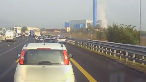 La Polizia ferma il furbetto in corsia d’emergenza: video virale… da Torino è tutto, a voi la linea