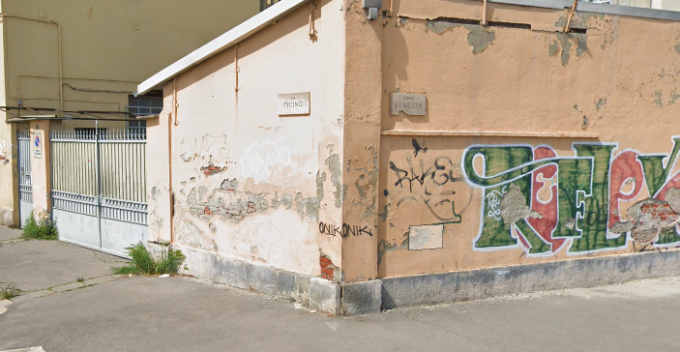 Aspirava la benzina dalle auto parcheggiate usando delle “cannucce” speciali: beccato in flagranza di reato