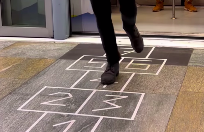 Sorrisi e voglia di tornar bambini: in metropolitana spunta il gioco della campana