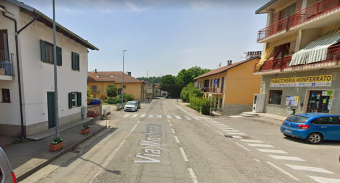 Mima il gesto di suicidarsi con il rasoio in mano, ma sbaglia e si taglia la carotide