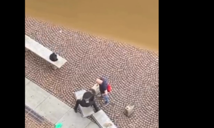 Vandali sfasciano le panchine in pietra di piazza Vittorio - Il video