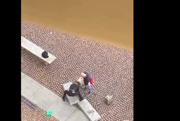 Vandali sfasciano le panchine in pietra di piazza Vittorio – Il video