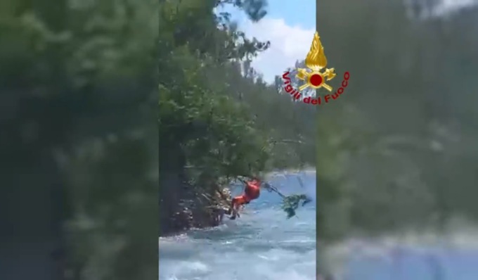 Ragazza 21enne bloccata nel fiume Stura in balia della corrente: il video del salvataggio