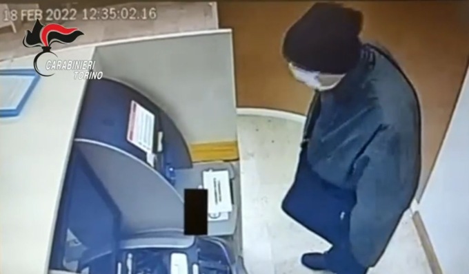 Troppo fumo attiva allarme, colpo fallito al Bancomat durante la Fiera del Libro