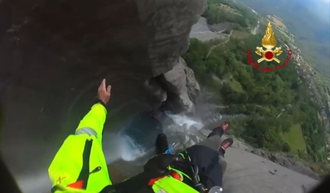 Lo spettacolare video del salvataggio di due torrentisti bloccati in parete