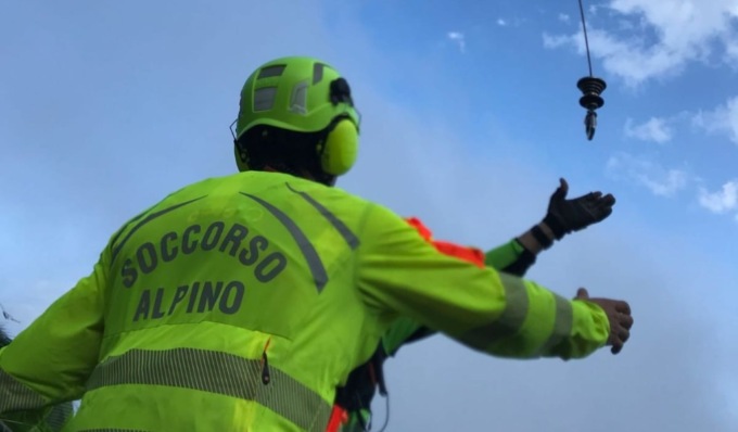 Escursionista precipita in Val Pellice: quattro ore per portarlo in salvo