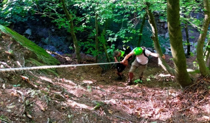 Escursionista cade procurandosi una frattura e rimane bloccata in zona impervia