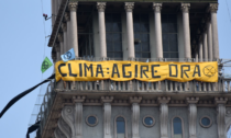 Ecoattivisti "occupano" la Mole Antonelliana: manifesto sul simbolo di Torino