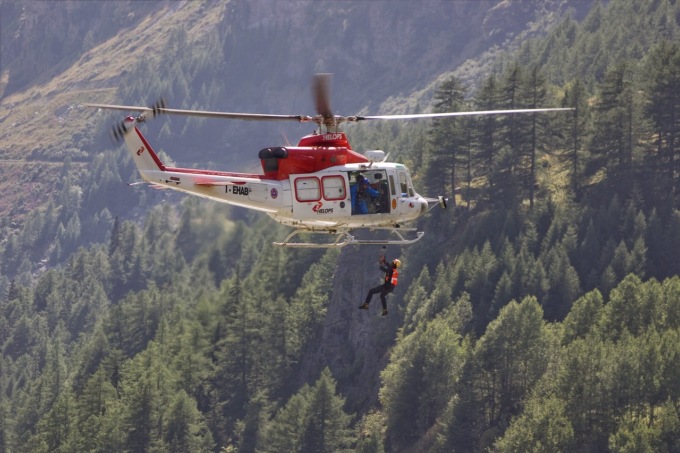 Auto precipita in una scarpata in Val Susa: un morto e un ferito