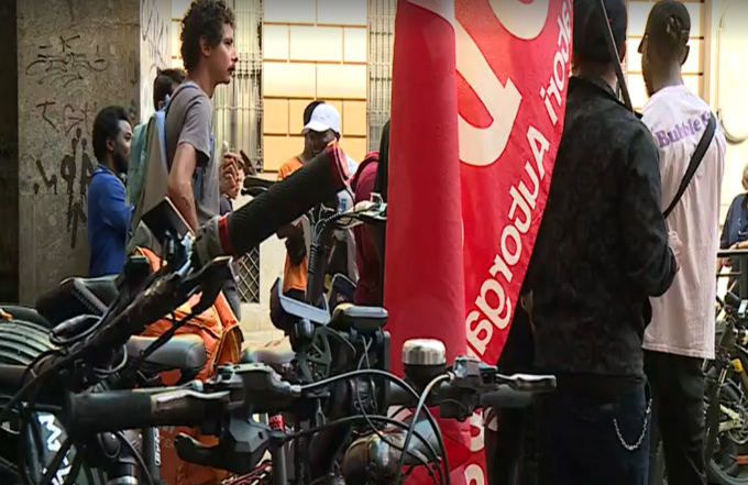 Licenziati con un’e-mail, protesta dei rider davanti alla sede Inps