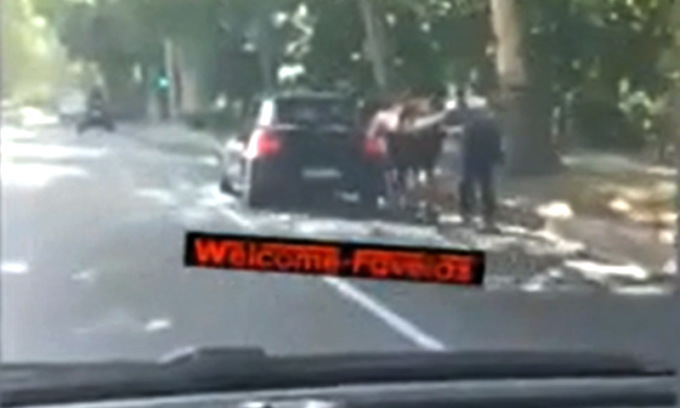 Follia in corso Casale: viaggiano in tre sui pattini agganciati ad un’auto