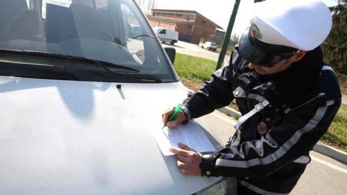 Carignano, 50enne pizzicato alla guida senza patente e assicurazione