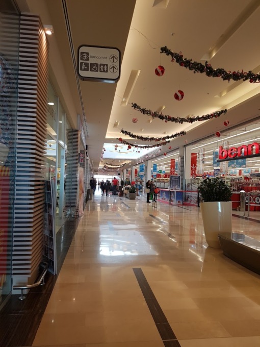 Rubano profumi con il cappotto pesante in un centro commerciale a Carmagnola