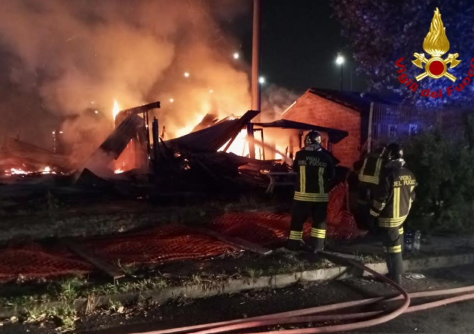 Incendio nella notte divora l’ex campo nomadi di Collegno